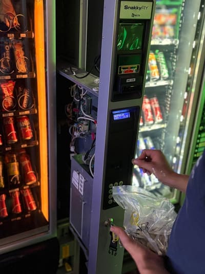 Befüllte Fächer eines Snackautomaten mit süßen und herzhaften Snacks