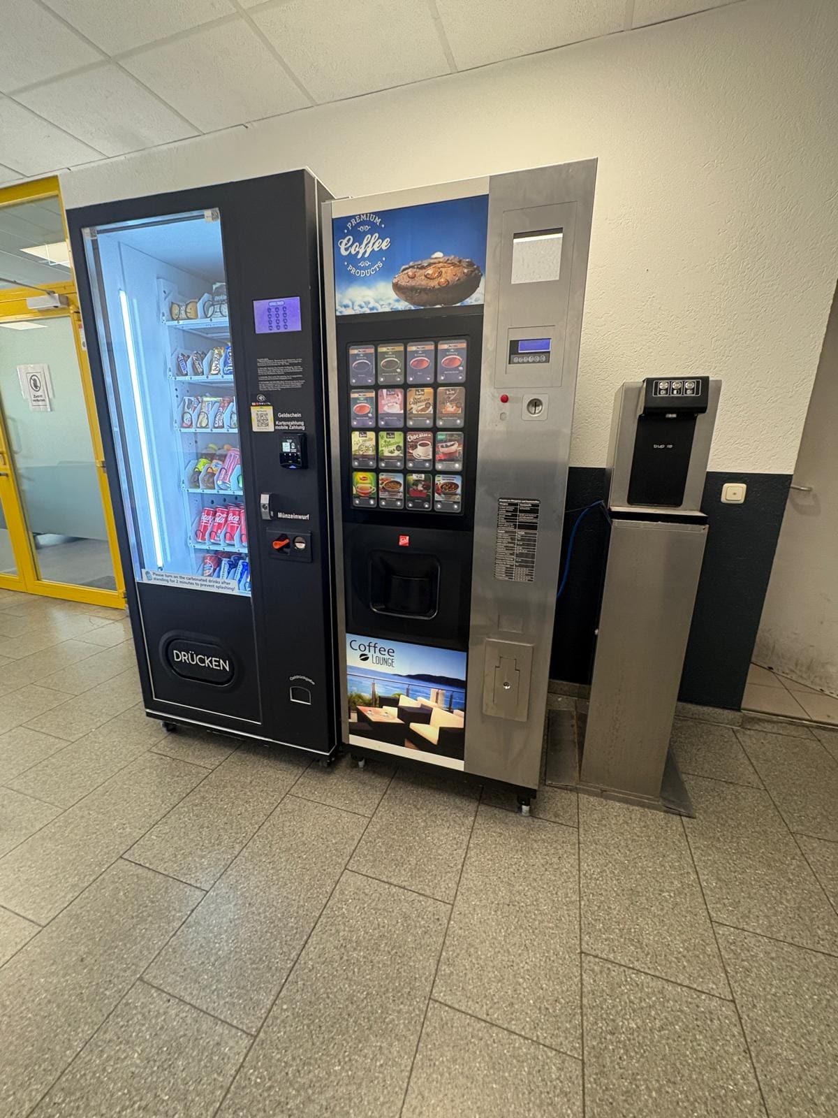 Getränkeautomat mit gekühlten Flaschen und Dosen