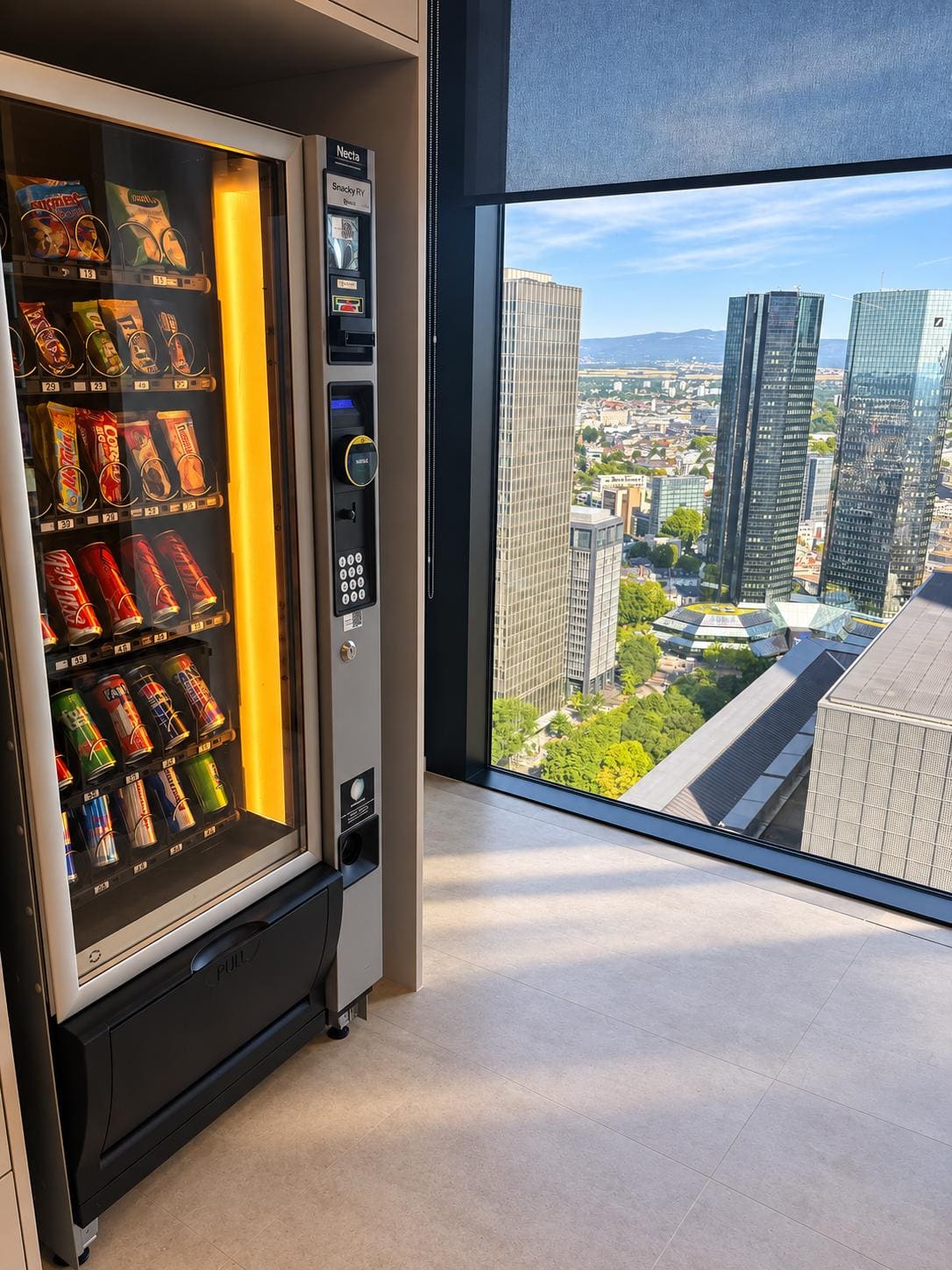 Snackautomat von MYSNACKZ im Pausenraum eines Unternehmens im Rhein-Main-Gebiet