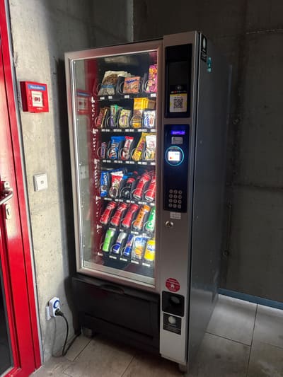 Getränkeautomat mit gekühlten Flaschen und Dosen